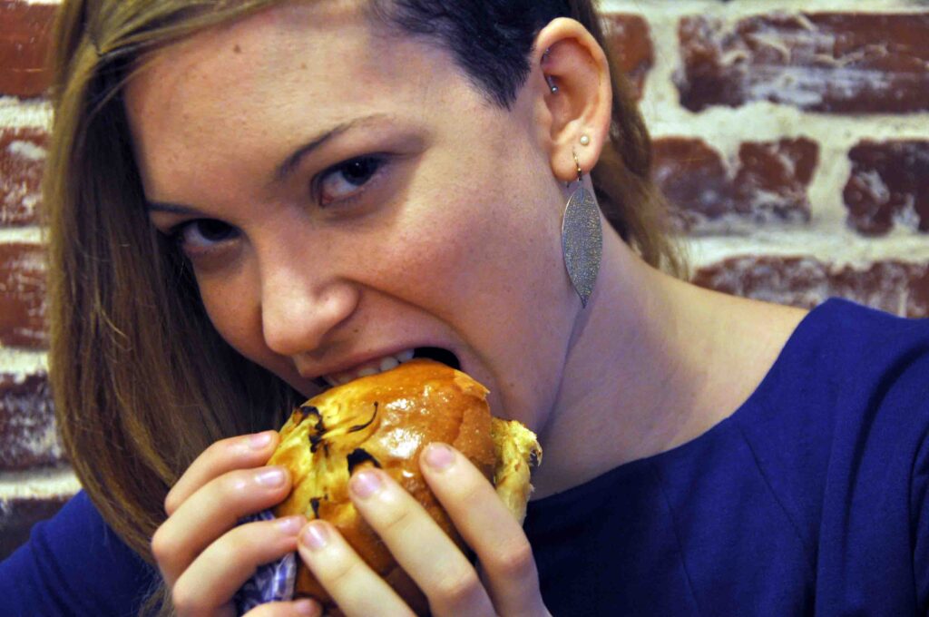 נערה עם המבורגר טבעוני. צילום: דנה רוסו