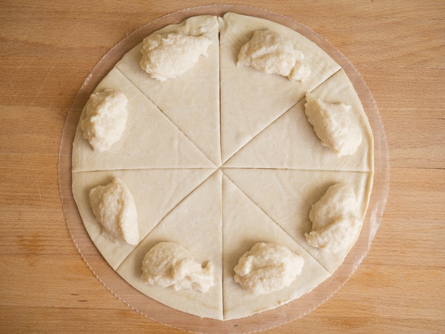 משולשים בצק במילוי גבינת שקדים ביתית