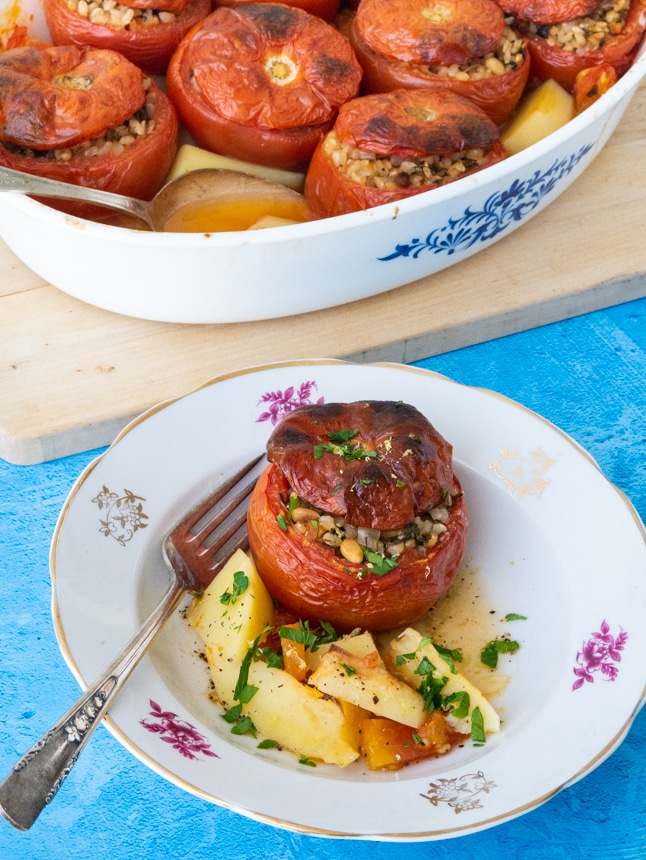 עגבניות יווניות במילוי אורז עגול מלא והפתעות