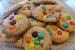עוגיות m&m עם עדשים צבעוניות