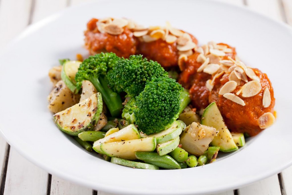 קציצות טופו מושלמות עם ירקות. לאכול כל יום. צילום: בועז לביא